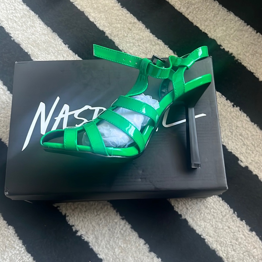 Nasty gal FIBHALO heel size seven in patent green